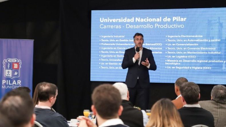 PROYECTO. Achával presentó a los industriales las carreras vinculadas al desarrollo productivo..