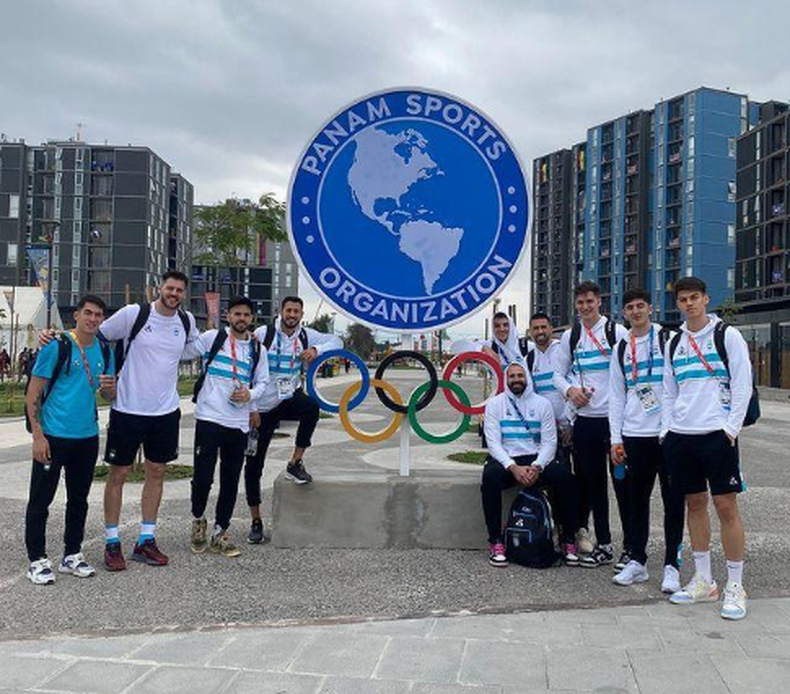 A HORAS DEL DEBUT. Giovannetti (der.) en la villa olímpica con la Selección mayor y el logo de los Juegos Panamericanos.