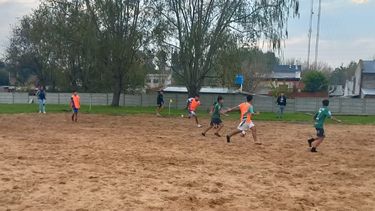 A JUGAR. El Fútbol Playa concentró su acción en el polideportivo de Pilar.