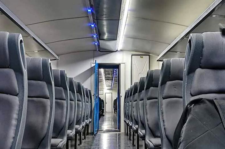 Es por acá. Industria argentina. Estas son las nuevas formaciones 0 km que incorporó la Línea San Martín. Dos duplas de coches motores numerados como 2505 y 2506, fabricados por Materfer en su planta ubicada en Ferreyra, Provincia de Córdoba. Héctor Sosa.