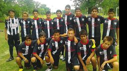 La categoría 2000 de Fénix de las infantiles de AFA se despidió con una victoria..