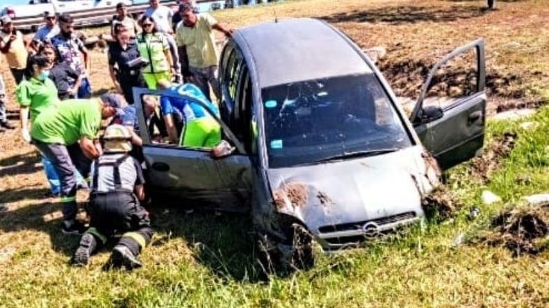 El conductor perdió el control del vehículo y chocó contra el guardarrail. Foto @pilaradiario.