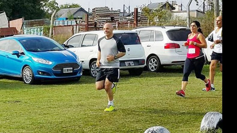 CUIDADO CON EL PERRO. Ducoté, en la largada de una carrera, el domingo..