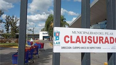 FOCO. El Carrefour de la ruta 8 estuvo cerrado durante varios días tras confirmarse al menos 4 casos..