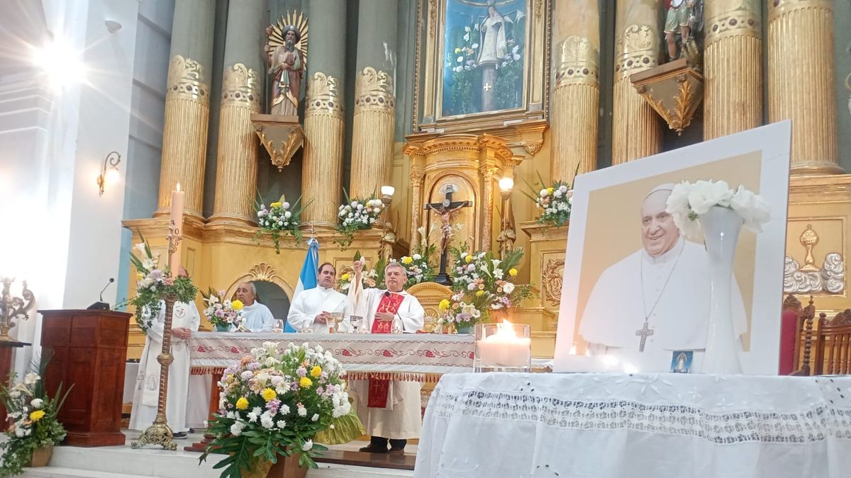 Galería de fotos: misa de exequias por el Papa Francisco en Pilar