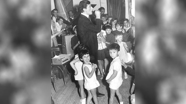 En el Club Sportivo y rodeado de chicos, Palito Ortega canta sus inoxidables éxitos de la década del 60..