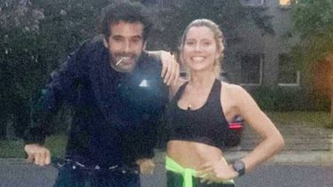 La lluvia no pudo parar a Nicolás Cabré y Laurita Fernández, dos fanáticos de la actividad física..
