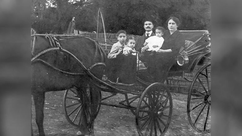 El alquiler de mateos era muy común a principios del Siglo XX. En esta imagen de 1913, la familia Martinelli se prepara para dar un paseo..