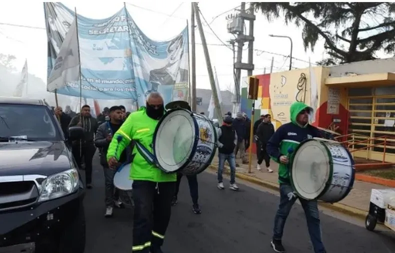 RECLAMO. Los trabajadores químicos piden un aumento de salario.