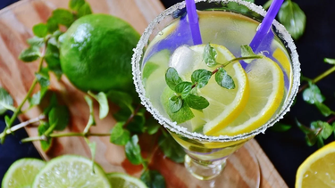 los beneficios de tomar soda con limon, la bebida saludable del verano