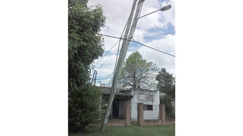 OTRA PROBLEMA. Se multiplican los casos de postes caídos y sin respuestas de Edenor..