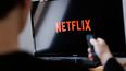 La eliminación del Impuesto PAIS impacta de lleno en las compras en el exterior, viajes y servicios. Bajará el precio de Netflix y Amazon.