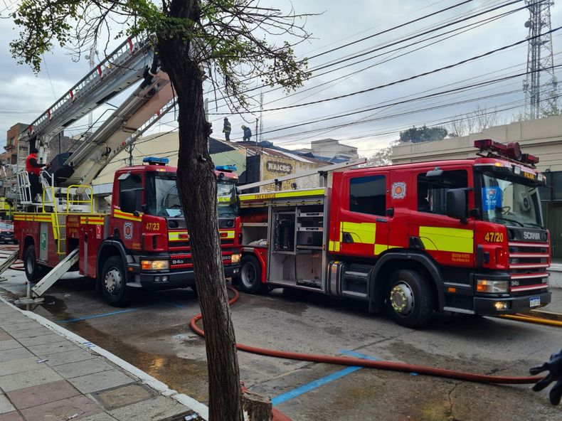El incendio afectó a dos locales de la calle Rivadavia.&nbsp;