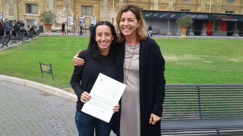 Cecilia Barros Reyes (izq.), quien viajó en representación del Colegio de Magistrados de San Isidro, junto a Bárbara Jatta, directora de los Museos Vaticanos..
