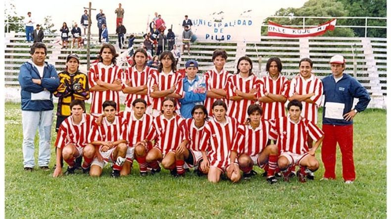 CAMPEONES. El plantel de la Escuela Lagomarsino, que en 1997 ganó el oro en Mar del Plata..