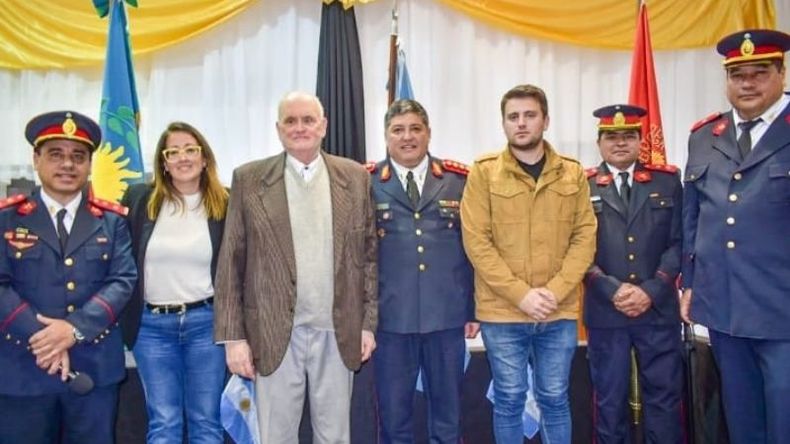 Autoridades y bomberos junto a los concejales Valeria Domínguez e Iván Giordano..