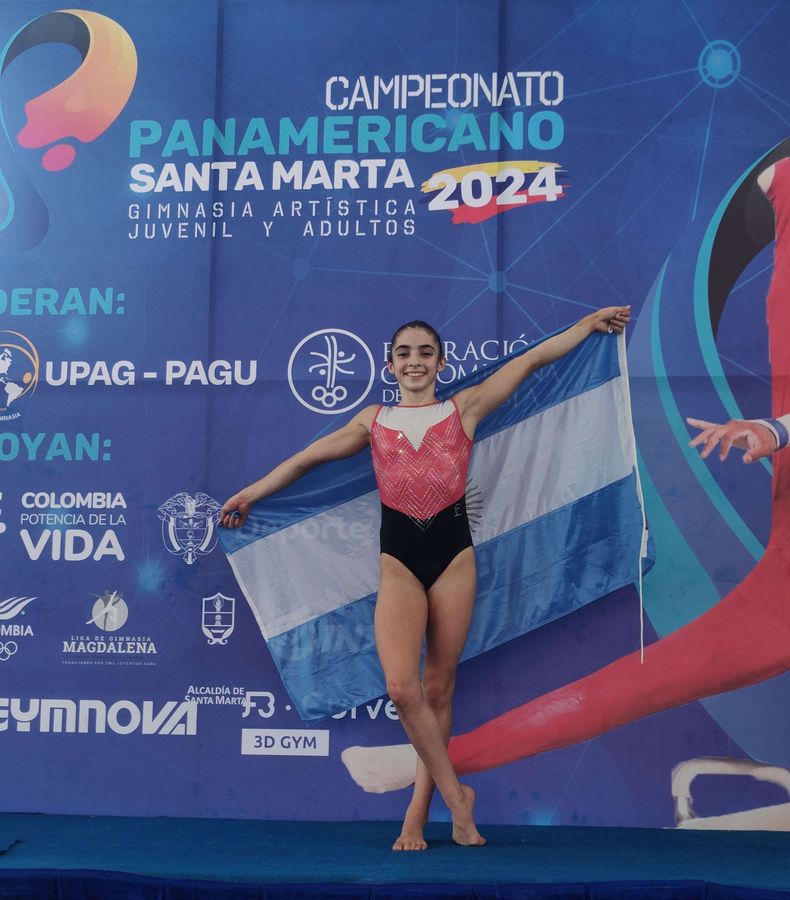 Julieta Lucas con la bandera argentina posando en el podio del Panamericano de Colombia.
