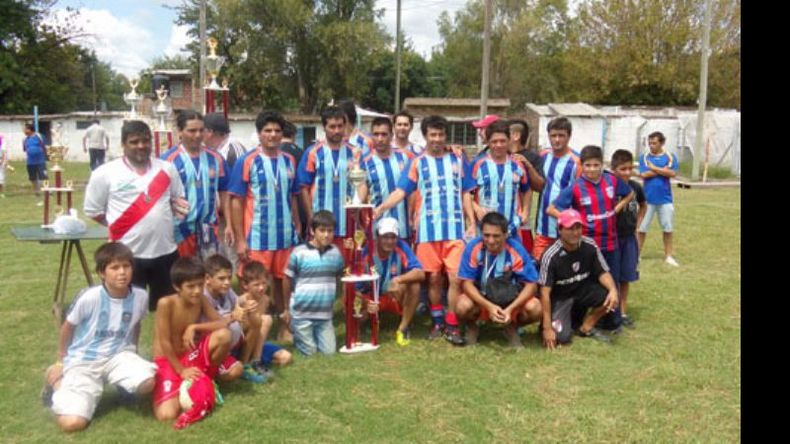Arco Iris se quedó con el trofeo por el 2º puesto del certamen..