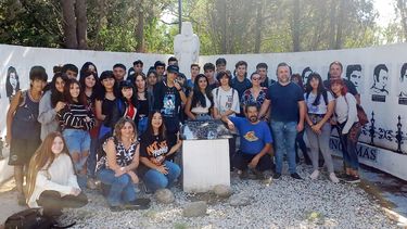 Junto a estudiantes de laSecundaria N° 36, de Del Viso, realizamos una visita guiada por el Cenotafio deMalvinas y el sitio de la Masacre de Fátima. En este trayecto nos acompañaronel subsecretario de DDHH de Pilar, Fabián Pitronaci, y el docente y escritorFabián Domínguez. Pilar Turismo / @PilarTurismo. &nbsp;