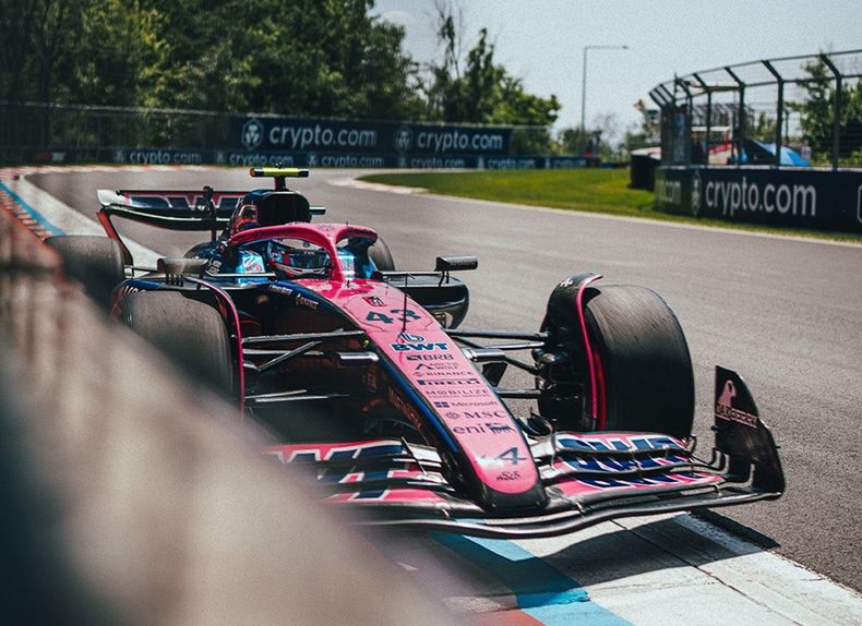 AL LÍMITE. Franco Colapinto pasando cerca por el muro de los campeones en Canadá.&nbsp;