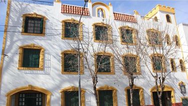 VENTANAS. La propiedad se erige sobre san Martín, a metros de Ruta 8.