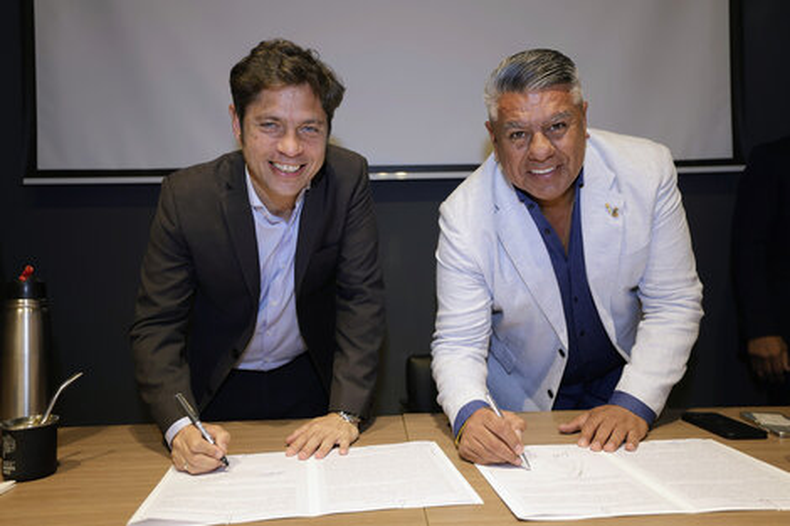 El gobernador Kicillof y el presidente de la AFA Claudio Tapia. (Prensa)..png