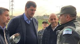 OPERATIVO. Ducoté y Burzaco, ayer, con la Gendarmería..