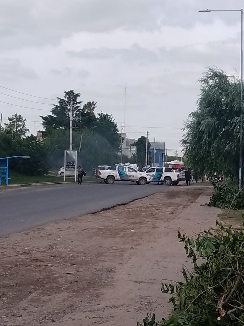 Protesta: Los vecinos se manifiestan en pedido de suministro eléctrico en el lugar.