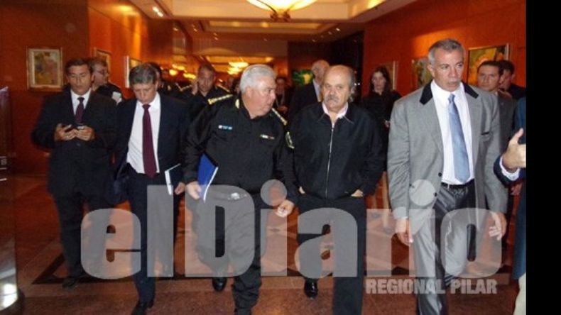 Granados deja el Sheraton acompañado por la cúpula policial. La reunión tuvo momentos de tensión y tono duro..