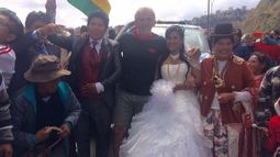 El otro Dakar de Naivirt: de la foto con Evo, a un casamiento en plena carrera