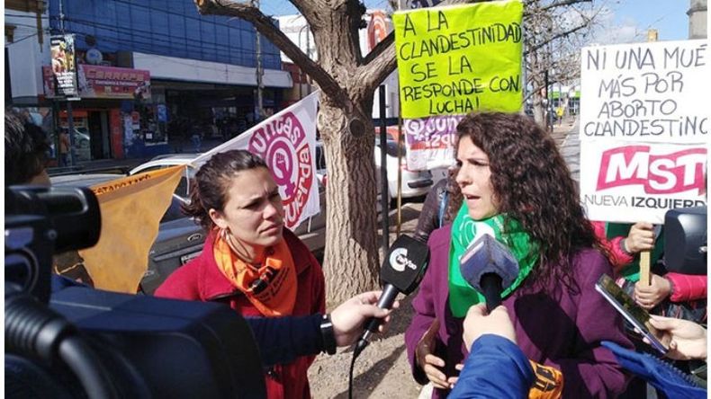 MICRÓFONO. Natalia Espasa y Celeste Fierro, de Juntas y a la Izquierda..