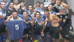 FELICIDAD. Todo Flecha festeja en el vestuario la goleada que lo pone en carrera..