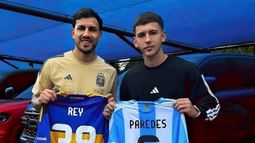 REGALOS.&nbsp;Leandro Paredes y Camilo Rey Domenech posan con las camisetas.