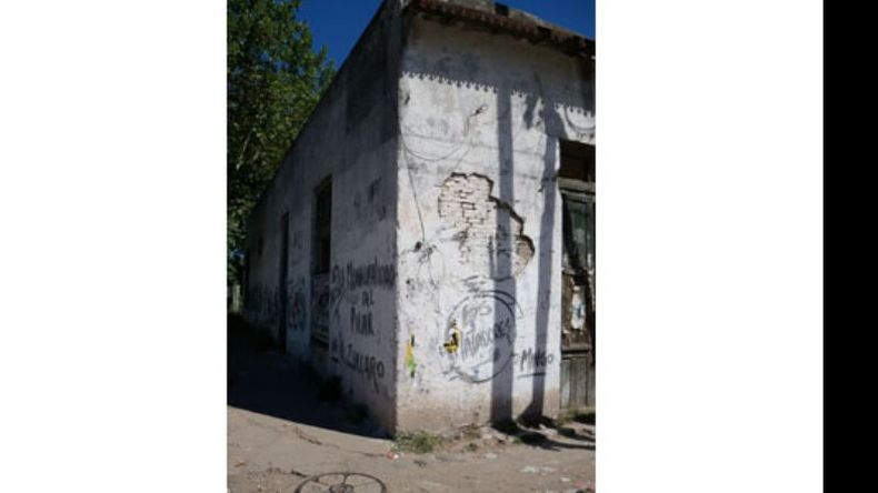 Viejo bar Samatán. La de la intersección de las calles Nazarre, San Luis y La Rioja, frente a la estación del ferrocarril San Martín, es una de las contadas esquinas sin ochava que sobreviven en Pilar. Características de la época colonial, las edificaciones cuyas esquinas terminaban en ángulo recto dejaron de construirse hacia 1821 cuando se estableció la “Ley de ochavas” impulsada por Bernardino Rivadavia, con el fin de mejorar la visibilidad en los cruces de calles y garantizar may.
