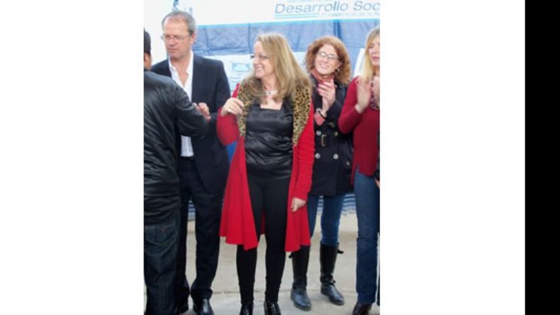 Calzas. Intendente… ¿Qué intendente?. La ruptura del intendente Humberto Zúccaro con el kirchnerismo produjo efectos que se pueden constatar a varios niveles. Incluso, gráficos. Como ocurrió en esta placa, colocada en el acceso a la oficina de la Anses de Del Viso, inaugurada el año pasado, donde puede leerse claramente el nombre de la Presidenta de la Nación, Cristina Fernández de Kirchner, el del director Ejecutivo del organismo, Diego Bossio, pero mágicamente se borró el nombre de.