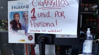 El cartel en un kiosco de Pilar..