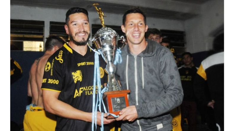 MADE IN PILAR. Diego Sosa y el Polaco Sánchez, con la copa de campeón..