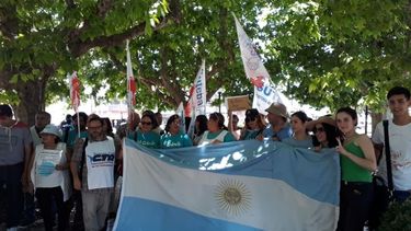 Los docentes se manifestaron en la plaza..
