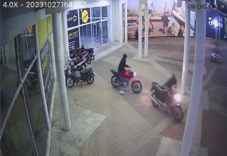 Los delincuentes a bordo de la moto que robaron del estacionamiento del gimnacio On Fit.&nbsp;