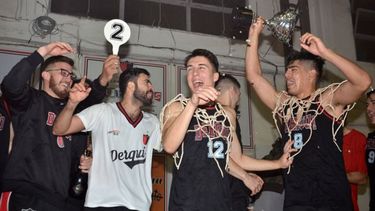 TÍTULO. La celebración de Derqui, por su segunda conquista de la temporada..