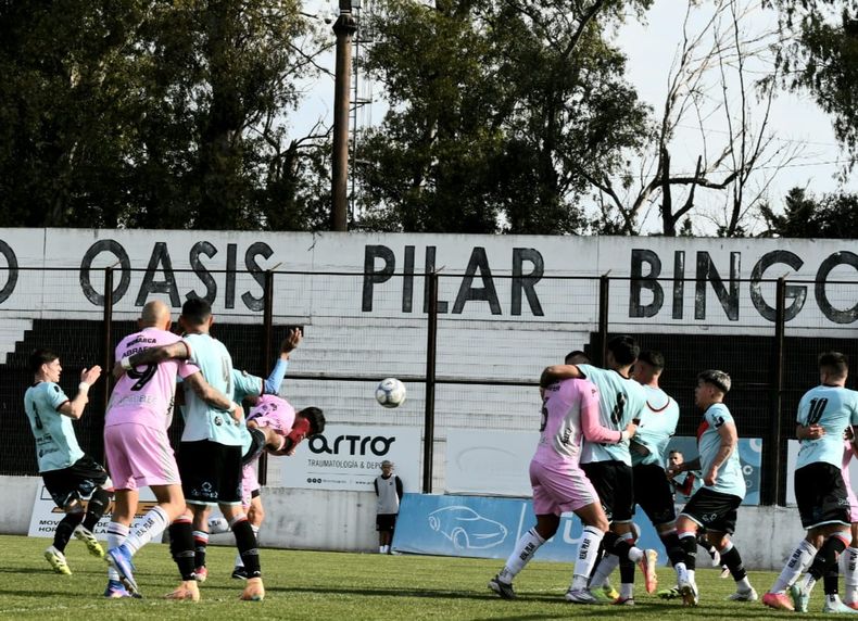 Nahuel Pansardi mete la cabeza para marcar el 2-0 de Real Pilar en el Barraza.&nbsp;