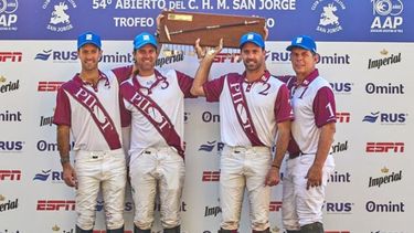 CAMPEONES. Facundo, Nicolás y Gonzalo Pieres junto al patrón, Curtis Pilot. (FOTO: Christian Grosso - Prensa AAP). .