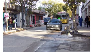 RECORRIDIO. Ayer, la calle Ituzaingó recuperó su vida habitual con la apertura..