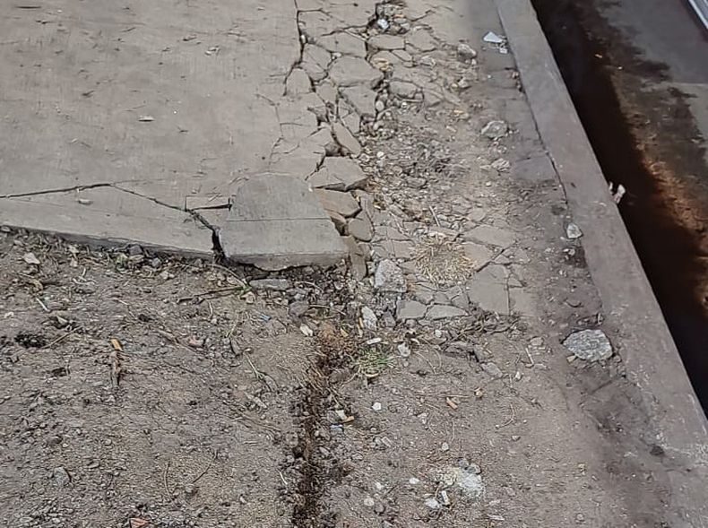 Tomas Márquez al 1300, veredas destrozadas por los colectivos Ruta Bus. (Paradas provisorias). Esteban.