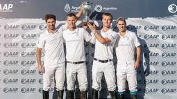 CAMPEONES. Riglos, Louis y Ned Hine y Tito Ruiz Guiñazú con la Copa Muni Pilar.