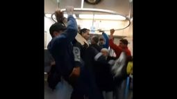 Un hombre con una sola pierna se cuelga para darle un puntapié a su contrincante.