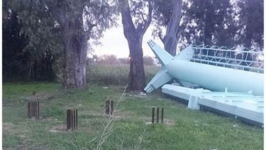 BASE. La estructura metálica está desde hace un año en el terreno..