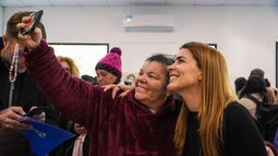 SELFIE. Soledad Peralta con una de las integrantes del programa.