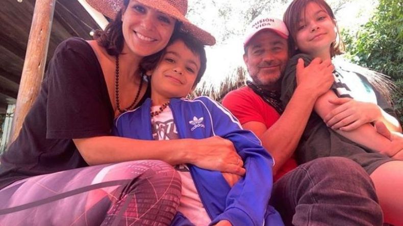 La expareja disfrutó de un día en familia alentando a su hijo Nilo. .