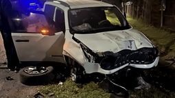 La camioneta sufrió importantes daños producto del violento choque.&nbsp;